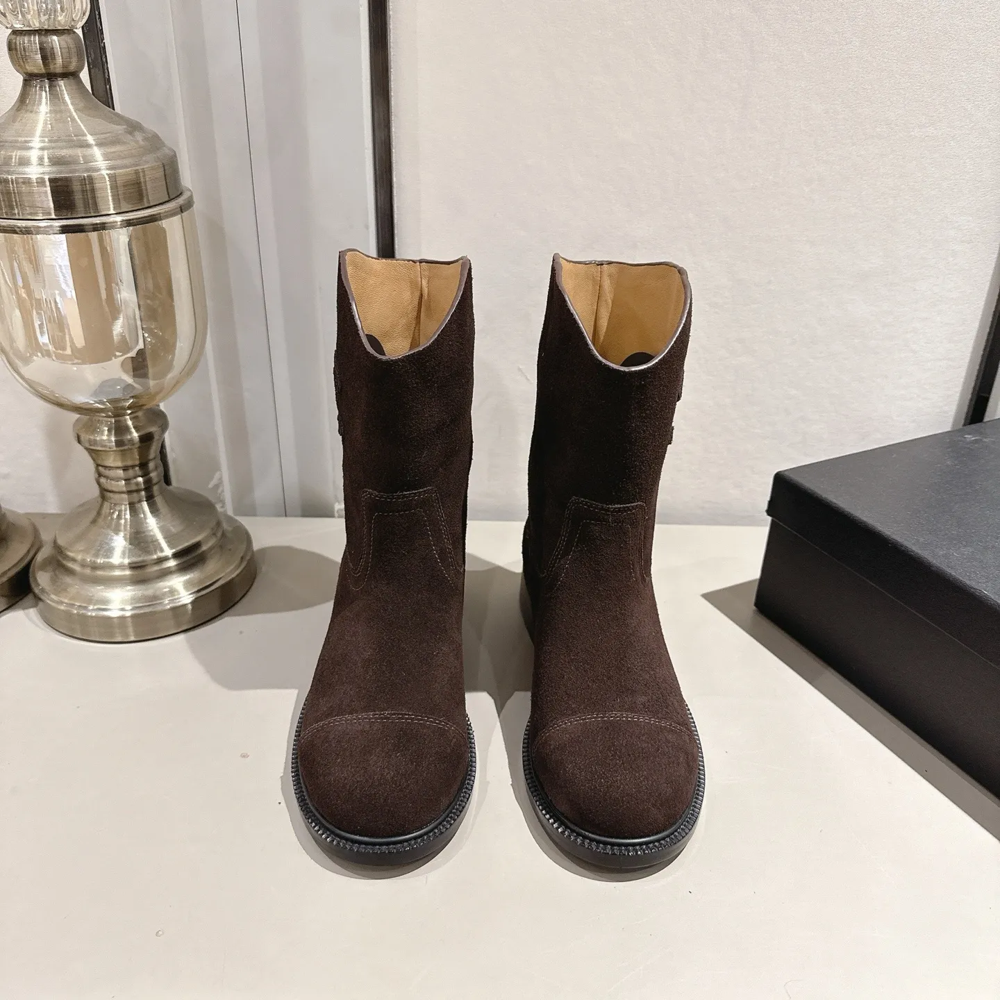 👟👟Ex-factory price 540👟👟 (Top version) CHANEL Chanel* Xiaoxiang new autumn and winter letter knight boots. This knight boot is really a representative of handsome fashion. The boots are decorated with Chanel letters, low-key yet luxurious! Simple, fashionable, individual and grand! The natural and smooth beauty has a beauty that is stunning in time. You should also show off your long legs in winter ~ Upper: imported calfskin Lining: water-dyed cowhide lining Heel height: about 3cm Size: 35-39 (40, 41 customization is not returnable)